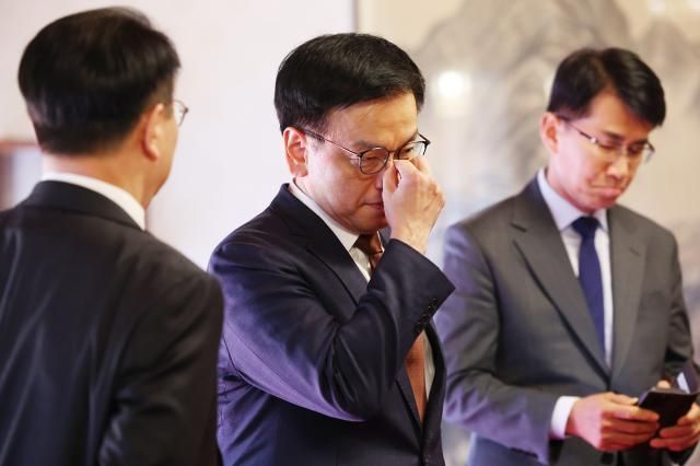 최상목 경제부총리가 3일 서울 총리공관에서 열린 경제안보전략 TF회의에 참석하고 있다사진대통령실통신사진기자단