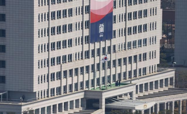 4일 헌법재판소의 윤석열 대통령에 대한 헌법재판소의 파면 선고 이후 대통령실 관계자들 봉황기를 내리고 있다 20250404사진사진공동취재단