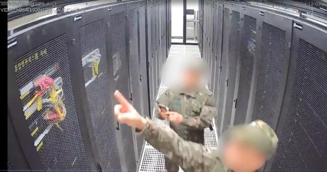 국군정보사령부 요원들이 지난해 12월3일 선거관리위원회에 진입해 시스템 서버를 촬영하고 있다 이들은 이후 방첩사 요원들에게 서버를 인계하라고 지시받았으나 방첩사 요원들은 당일 선관위로 가지 않았다 사진국회 행정안전위원회