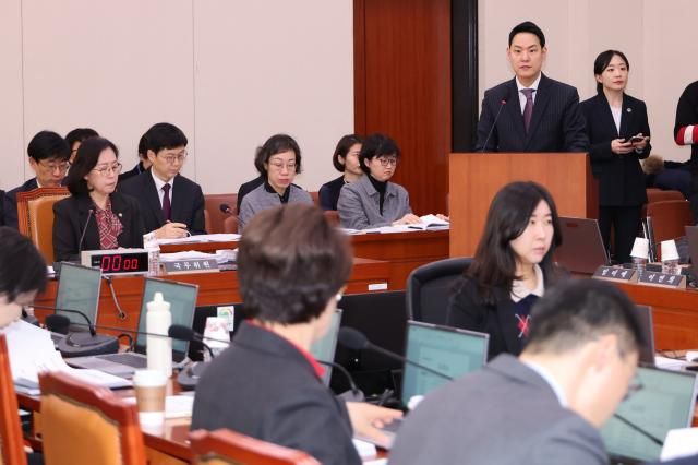 6일 국회 여성가족위원회 전체회의에서 더불어민주당 소속 김한규 법안심사소위원장이 아이돌봄 지원법 일부개정법률안 등 법안에 대한 제안설명을 하고 있다 사진연합뉴스