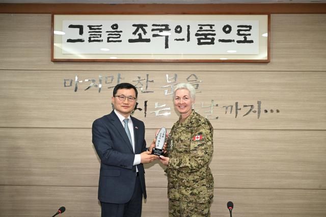 이근원 국유단장과 캐리냥 캐나다 국방참모총장 사진국방부