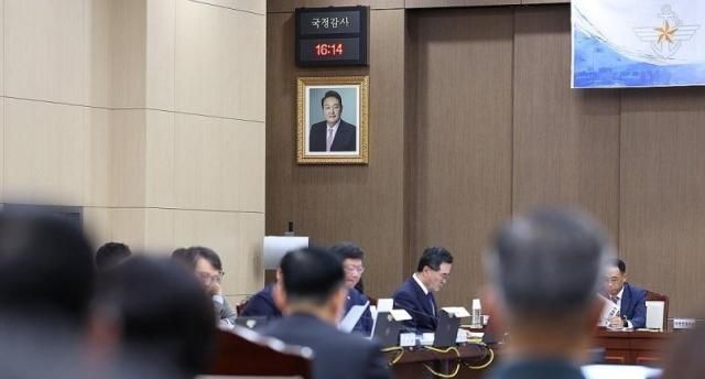 국방부에 걸려 있던 윤석열 전 대통령 사진 사진연합뉴스 