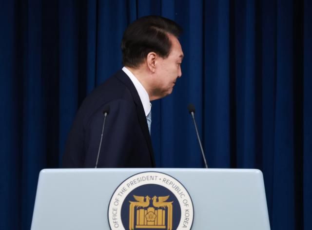 윤석열 대통령이 4일 헌법재판소의 탄핵소추 인용 결정으로 파면됐다 사진은 지난해 5월 서울 용산 대통령실에서 신임 민정수석 인사 발표 뒤 퇴장하는 윤 전 대통령연합뉴스