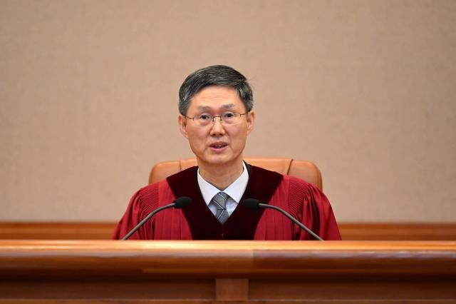 문형배 헌법재판소장 권한대행이 4일 서울 종로구 헌법재판소 대심판정에서 열린 윤석열 대통령 탄핵심판 선고에 입장해 있다 사진연합뉴스