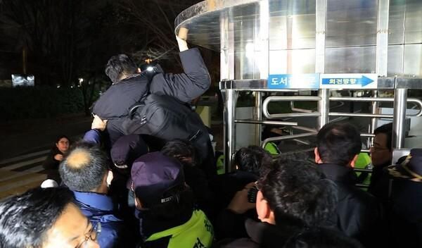 윤석열 전 대통령이 비상계엄을 선포한 2024년 12월 4일 새벽 서울 여의도 국회 출입문을 경찰이 통제하고 있다 사진연합뉴스 