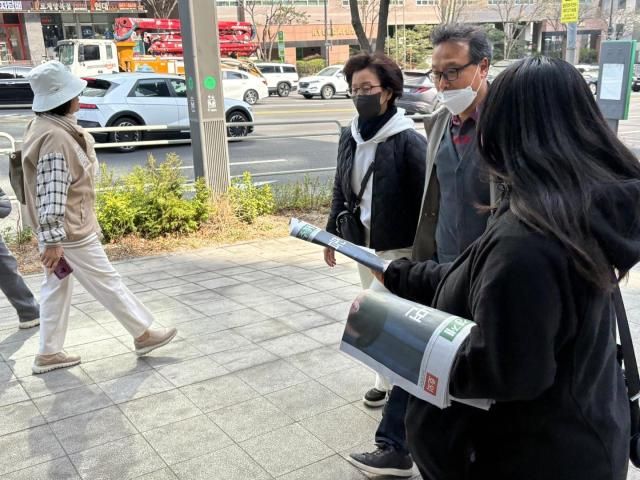 아주경제가 4일 서울 서초역 부근에서 윤석열 대통령 파면 호외를 발행했다 사진아주경제 DB