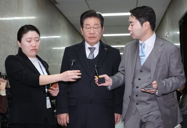 이재명 더불어민주당 대표가 윤석열 대통령 탄핵심판 선고일인 4일 서울 여의도 국회로 출근하고 있다 사진연합뉴스