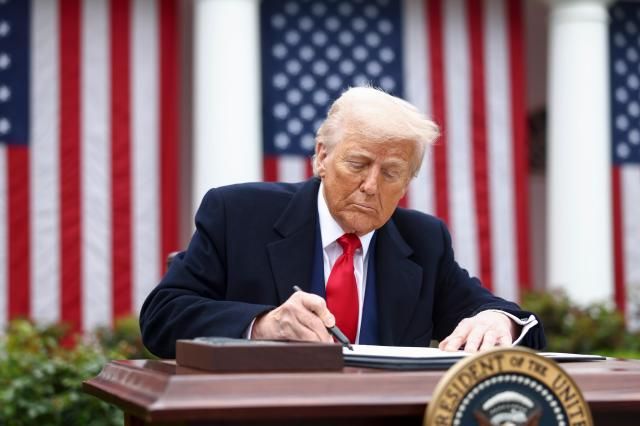 도널드 트럼프 미국 대통령이 지난 2일 워싱턴 DC 백악관 로즈가든에서 새로운 상호 관세를 시행하는 행정 명령에 서명하고 있다 사진EPA연합뉴스