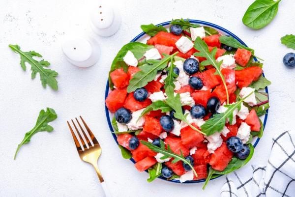 수박 치즈 블루베리 등이 들어간 샐러드가 접시 위에 담겨있다 사진게티이미지뱅크