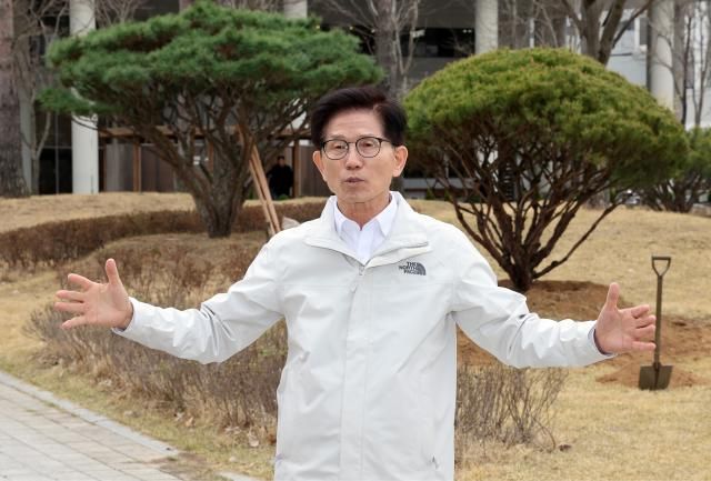 김문수 고용노동부 장관이 2일 정부세종청사 고용노동부 앞에서 식목일을 앞두고 기념식수를 하기에 앞서 소감을 밝히고 있다 사진연합뉴스