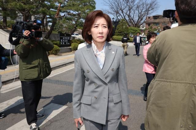 윤석열 대통령의 탄핵심판 선고일인 4일 국민의힘 나경원 의원이 서울 종로구 헌법재판소 대심판정에서 나서고 있다 202544 사진공동취재단