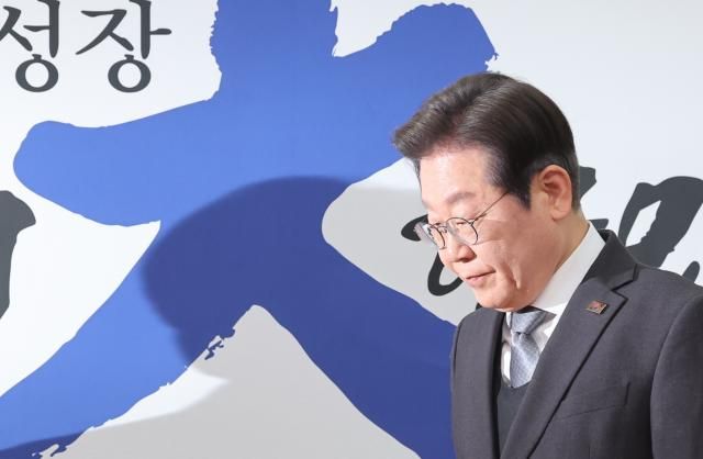 이재명 더불어민주당 대표가 4일 서울 여의도 국회에서 헌법재판소의 윤석열 대통령 파면 선고에 대한 입장을 밝히기 위해 회의장으로 들어서고 있다 사진연합뉴스