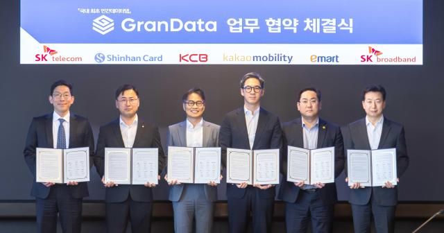  박준 SK텔레콤 AI 인텔리전스사업본부장왼쪽부터 박창석 신한카드 전략사업그룹장 고현덕 KCB CB사업 부문장 장성욱 카카오모빌리티 미래사업실장 정우진 이마트 마케팅 담당 이철행 SK브로드밴드 AIDT개발실장 사진신한카드