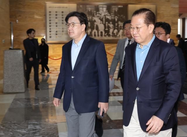 국민의힘 권영세 비상대책위원장과 권성동 원내대표가 6일 서울 여의도 국회에서 열린 의원총회에 참석하는 모습 사진연합뉴스