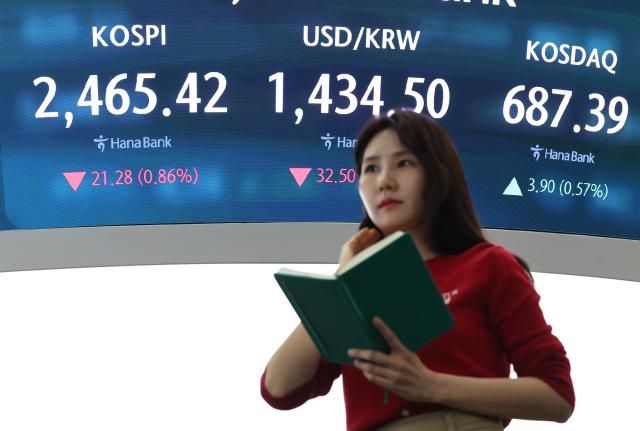 지난 4일 서울 중구 하나은행 딜링룸에서 한 딜러가 자료를 살피고 있다 사진연합뉴스