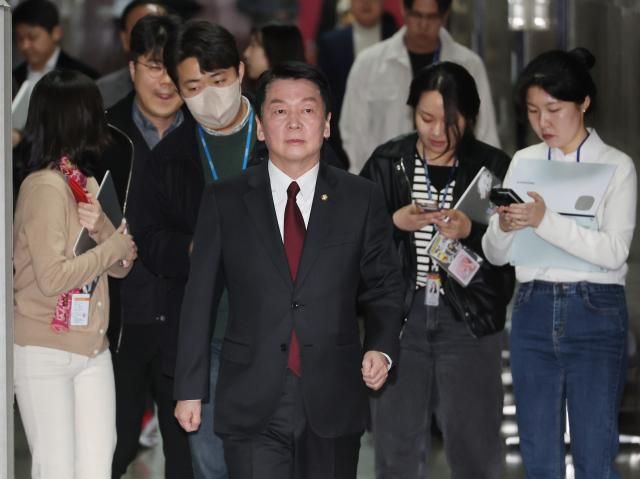 안철수 국민의힘 의원이 6일 서울 여의도 국회에서 지도부-4선 이상 중진 의원 간담회에 참석하고 있다 사진연합뉴스