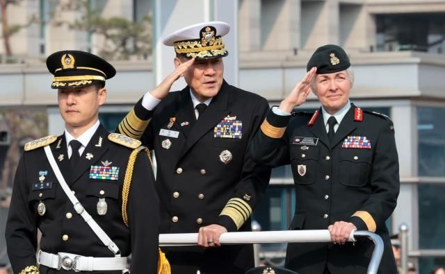 김명수 합동참모본부 의장과 제니 캐리냥 캐나다 국방총장이 지난 3일 서울 용산구 국방부 연병장에서 열린 캐나다 국방총장 방한 의장행사에서 열병하고 있다 사진연합뉴스