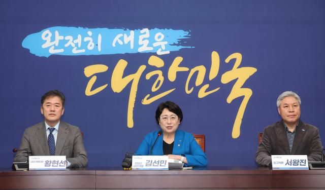 김선민 조국혁신당 대표 권한대행이 6일 서울 여의도 국회에서 열린 대선 관련 기자간담회에서 발언하고 있다 사진연합뉴스