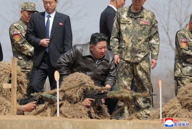 김정은 북한 국무위원장이 지난 4일 특수작전부대 훈련기지를 방문하고 종합훈련을 지도했다고 조선중앙통신이 5일 보도했다 사진연합뉴스
