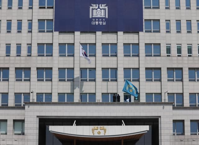 헌법재판소가 윤석열 대통령 파면을 선고한 지난 4일 서울 용산구 대통령실에서 관계자들이 봉황기를 내리고 있는 모습 사진연합뉴스