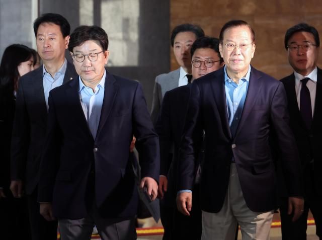 국민의힘 권영세 비상대책위원장과 권성동 원내대표가 6일 서울 여의도 국회에서 열린 의원총회에 참석하고 있다 사진연합뉴스