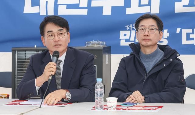 박용진 전 더불어민주당 의원이 12일 서울 종로구 경복궁 앞 더불어민주당 천막 농성장에서 열린 국난극복을 위한 시국간담회에서 모두발언을 하고 있다 왼쪽은 더불어민주당 박용진 전 의원 2025312 공동취재