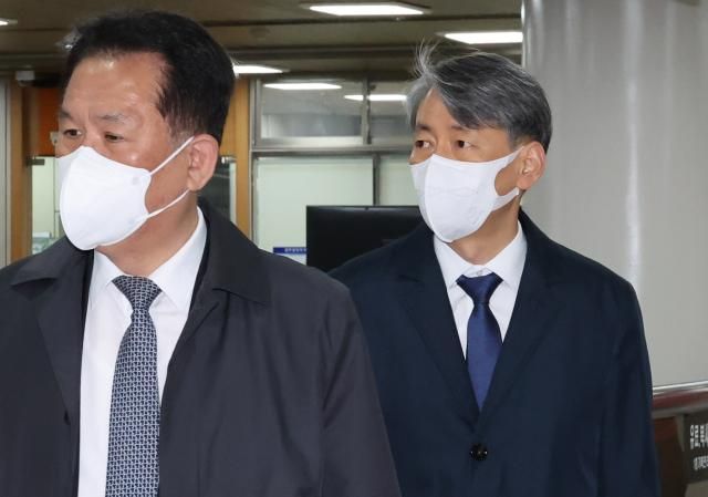 12·3 비상계엄 사태와 관련해 내란 중요 임무종사 혐의로 재판에 넘겨진 조지호 전 경찰청장이 31일 서울 서초구 서울중앙지방법원에서 열린 1심 속행 공판에 출석하고 있다사진연합뉴스