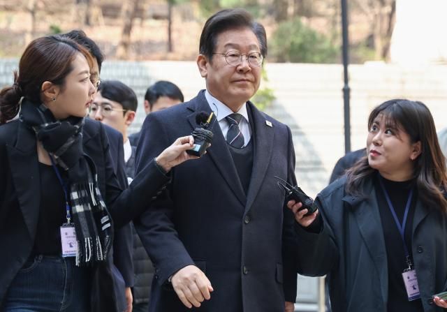더불어민주당 이재명 대표가 1일 서울 서초구 서울중앙지법에서 열린 대장동·위례·백현동·성남FC 사건 1심 공판에 출석하고 있다사진연합뉴스