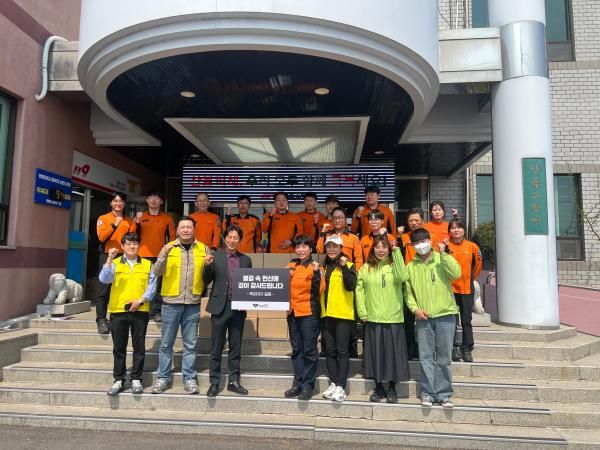 죽이야기가 경북 안동 소방서에 제품을 전달한 뒤 기념 사진을 촬영하고 있다 사진죽이야기