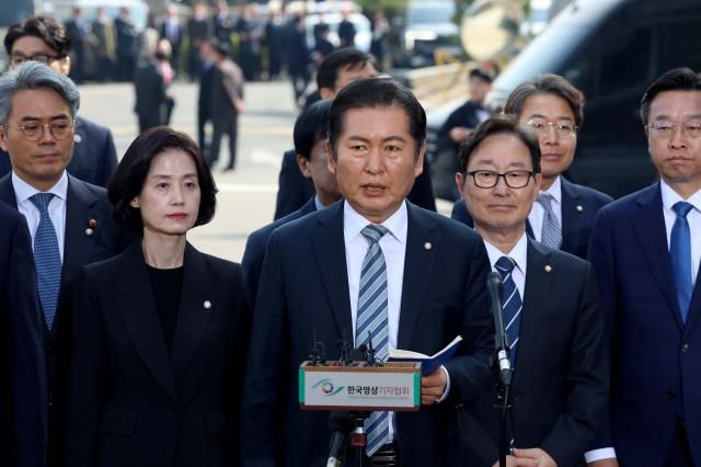 윤석열 대통령 탄핵심판 선고일인 4일 서울 종로구 헌법재판소에서 국회 탄핵소추위원장인 정청래 법제사법위원장이 심판정으로 들어서기 앞서 발언하고 있다 사진연합뉴스