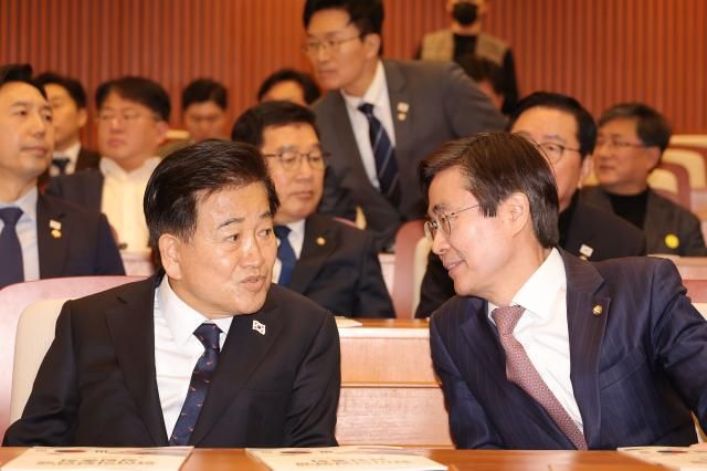 조경태 국민의힘 의원오른쪽이 10일 서울 여의도 국회박물관에서 열린 연맹 창립 총회에서 대화를 나누고 있다 사진연합뉴스