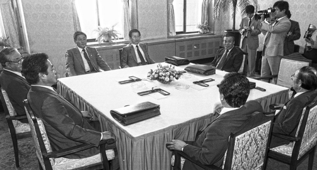 지난 1987년 9월 10일 국회에서 민정·민주 양당이 8인 정치회담을 열고 개헌안 부칙을 논의하는 모습 사진연합뉴스