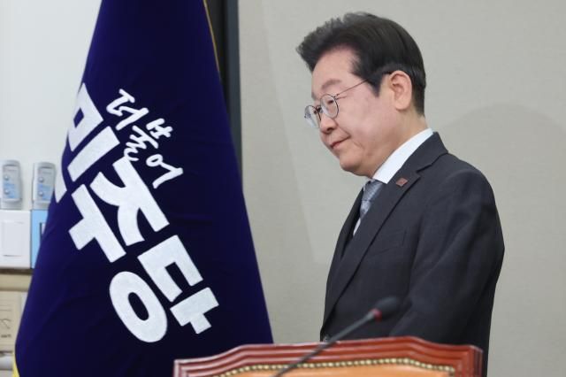 이재명 더불어민주당 대표가 4일 서울 여의도 국회에서 헌법재판소의 윤석열 대통령 파면 선고에 대한 입장을 밝히기 위해 회의장으로 들어서고 있다 사진연합뉴스