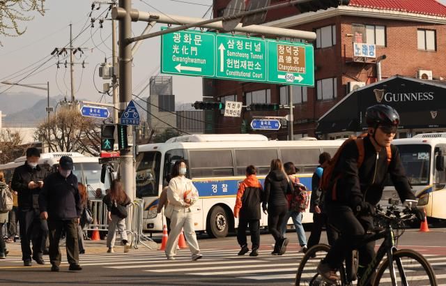 7일 서울 종로구 헌법재판소 부근에서 시민들이 출근하고 있다 사진연합뉴스