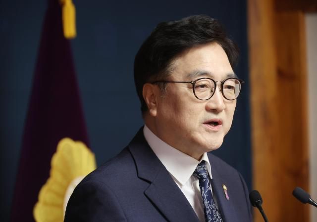 우원식 국회의장이 지난 6일 서울 여의도 국회 사랑재에서 개헌 관련 기자회견을 하고 있다 사진연합뉴스