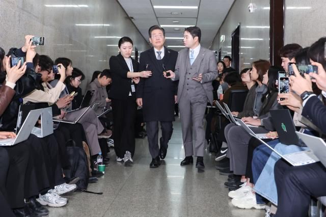 이재명 더불어민주당 대표가 윤석열 대통령 탄핵심판 선고일인 4일 서울 여의도 국회로 출근하고 있다 사진연합뉴스