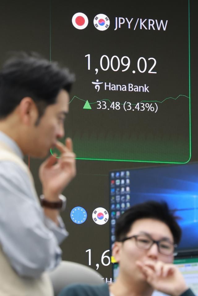 원·엔 환율이 100엔당 1000원 넘어선 7일 서울 중구 하나은행 본점 딜링룸에서 딜러들이 업무를 보고 있다 연합뉴스