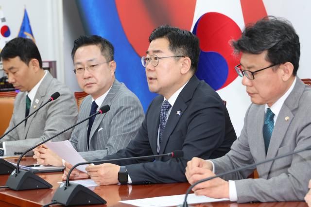 박찬대 더불어민주당 원내대표가 8일 서울 여의도 국회에서 열린 원내대책회의에서 발언하고 있다 사진연합뉴스