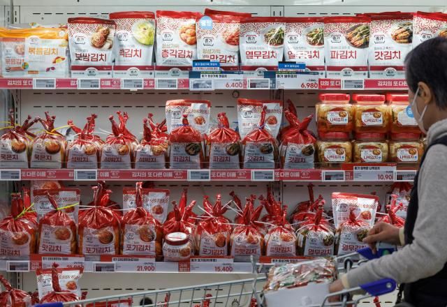 3월 물가 21 상승 재료 가격 상승으로 김치 153 올라 서울연합뉴스 황광모 기자 소비자물가가 석 달 연속 2대 오름세를 나타낸 것으로 조사된 2일 서울 서초구 농협 하나로마트 양재점의 김치 판매대에서 시민이 김치를 고르고 있다 이번 조사에서 축산물31과 수산물49에서 오름폭이 큰 것으로 조사됐는데 특히 무864 배추497 양파269 가격의 오름폭이 컸다 가공식품인 김치의 경우 재료 가격 상승으로 153로 크게 올랐다 202542 hkmpoohynacokr2025-04-02 150103 저작권자 ⓒ ㈜연합뉴스 무단 전재 재배포 금지 AI 학습 및 활용 금지저작권자 ⓒ ㈜연합뉴스 무단 전재 재배포 금지 AI 학습 및 활용 금지