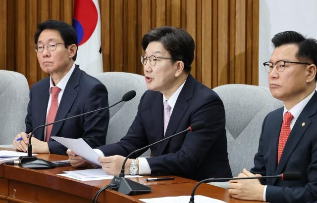 권성동 국민의힘 원내대표가운데가 8일 국회에서 열린 원내대책회의에서 발언하고 있다 사진연합뉴스