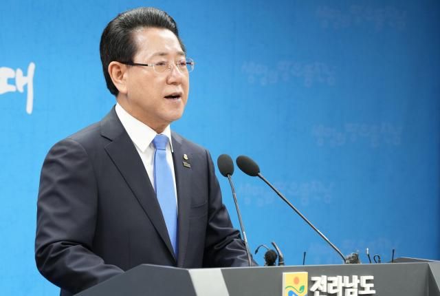 김영록 전라남도지사가 4일 오전 도청 브리핑룸에서 ‘윤석열 대통령 탄핵 인용’에 따른 대도민 담화문을 발표하고 있다사진전남도