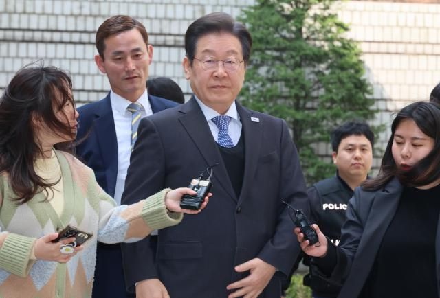 이재명 더불어민주당 대표가 8일 서울 서초구 서울중앙지법에서 열린 대장동 배임·성남FC 뇌물 1심 속행 공판에 출석하고 있다 사진연합뉴스