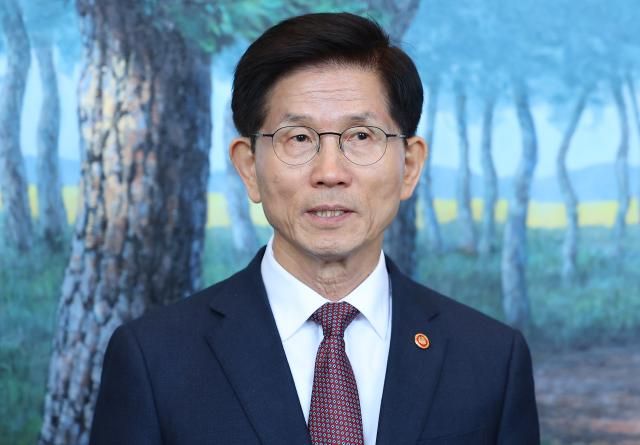 8일 서울 종로구 정부서울청사에서 열린 국무회의에서 사의를 표명한 김문수 고용노동부 장관이 국무회의를 마친 뒤 취재진에게 입장을 밝히고 있다 김 장관은 이날 오후 퇴임식을 한 뒤 대선 준비에 본격적으로 착수한다 사진연합뉴스