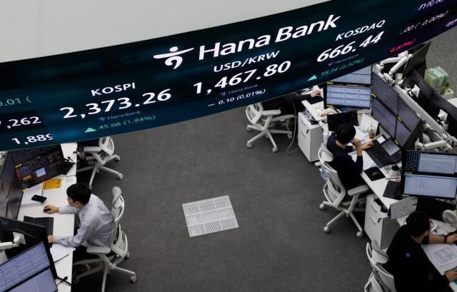 8일 오전 서울 중구 하나은행 딜링룸의 전광판에 이날 거래를 시작한 코스피와 코스닥지수 원달러 환율이 표시돼 있다 사진연합뉴스