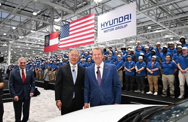 정의선 현대차그룹 회장과 브라이언 켐프Brian P Kemp 조지아 주지사가 HMGMA에서 생산된 아이오닉 5 차량에 기념 서명을 마치고 기념 촬영을 하고 있는 모습