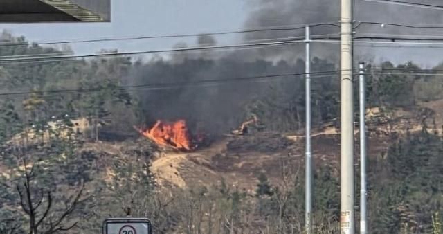 8일 오후 경북 구미시 도개면 월림리 일대에서 산불이 발생했다 산림 당국은 진화 헬기 12대와 인력 66명 등을 투입해 불을 끄고 있다사진연합뉴스