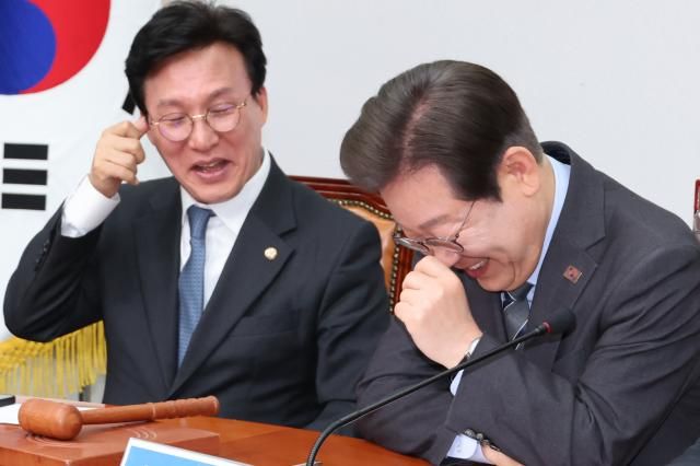 이재명 더불어민주당 대표가 7일 서울 여의도 국회에서 열린 최고위원회의에서 한준호 최고위원이 공개한 홍준표 대구시장의 탄핵당한 당은 차기대선 포기해야 한다 발언이 담긴 영상을 보며 활짝 웃고 있다 사진연합뉴스