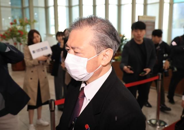  미바에 다이스케 주한일본대사관 총괄공사가 일본 외교청서 독도 표기와 관련해 8일 서울 종로구 정부서울청사 외교부로 초치되고 있다 사진연합뉴스