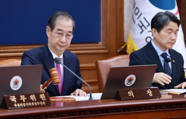 한덕수 대통령 권한대행 국무총리가 8일 정부서울청사에서 열린 국무회의에서 의사봉을 두드리며 개회 선언을 하고 있다 사진연합뉴스