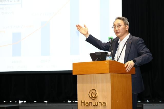 한화에어로스페이스 전략부문 안병철 총괄사장이 사업 비전과 투자계획에 대해 설명하고 있다사진한화에어로스페이스